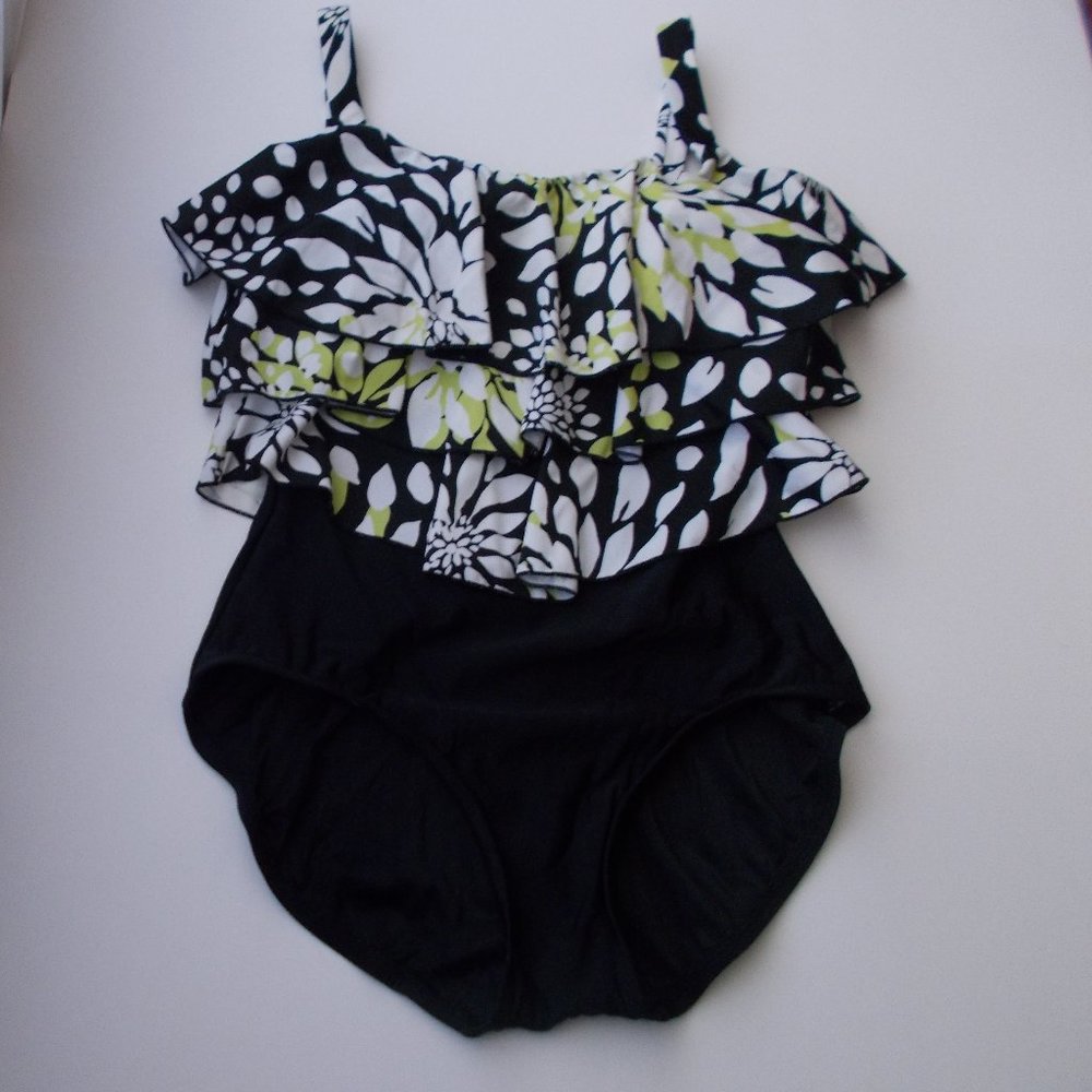 Women's Swimming Suit One Pieces Size 10 EUC
